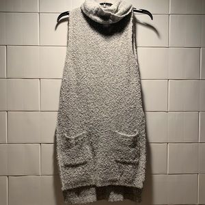 TURTLE NECK SLEEVELESS SWEATER- SLIT SIDE-POCKETS